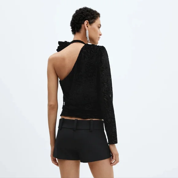 🔥Last 1🔥 MANGO Velvet top with flower - Picture 4 of 4